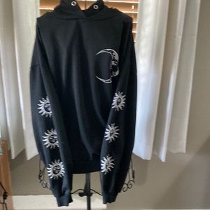Tee shirt hoodie with moon and sun size large
